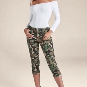 Venus camo capri pants sz 4.  Worn once, rocked ‘em! Now it’s your turn!